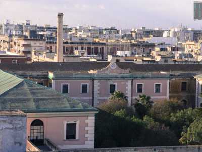 La strada finisce davanti all�entrata dell�ex Manifattura dei tabacchi, storica industria in stile liberty in parte sede di un mercato e attualmente al centro di lavori di restyling (foto di Gennaro Gargiulo)